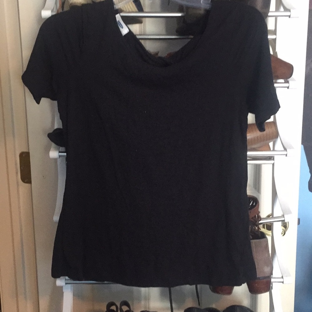 Black Old Navy t shirt with twist in back